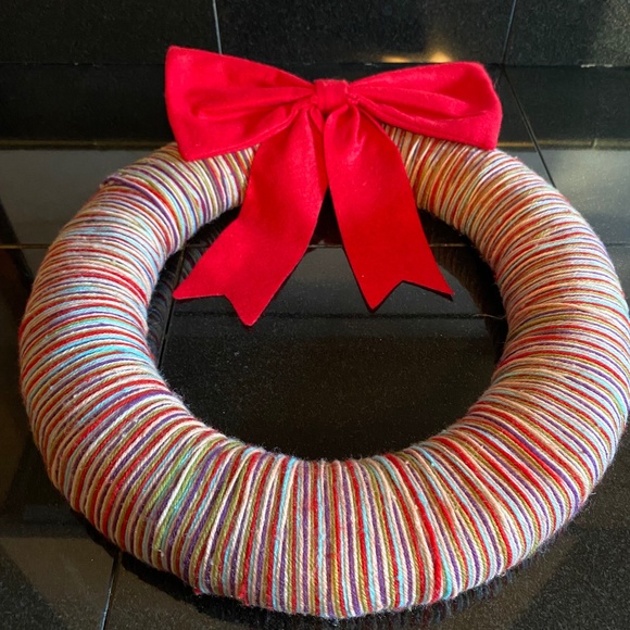 Christmas Yarn Wreath - Picture 1 of 11
